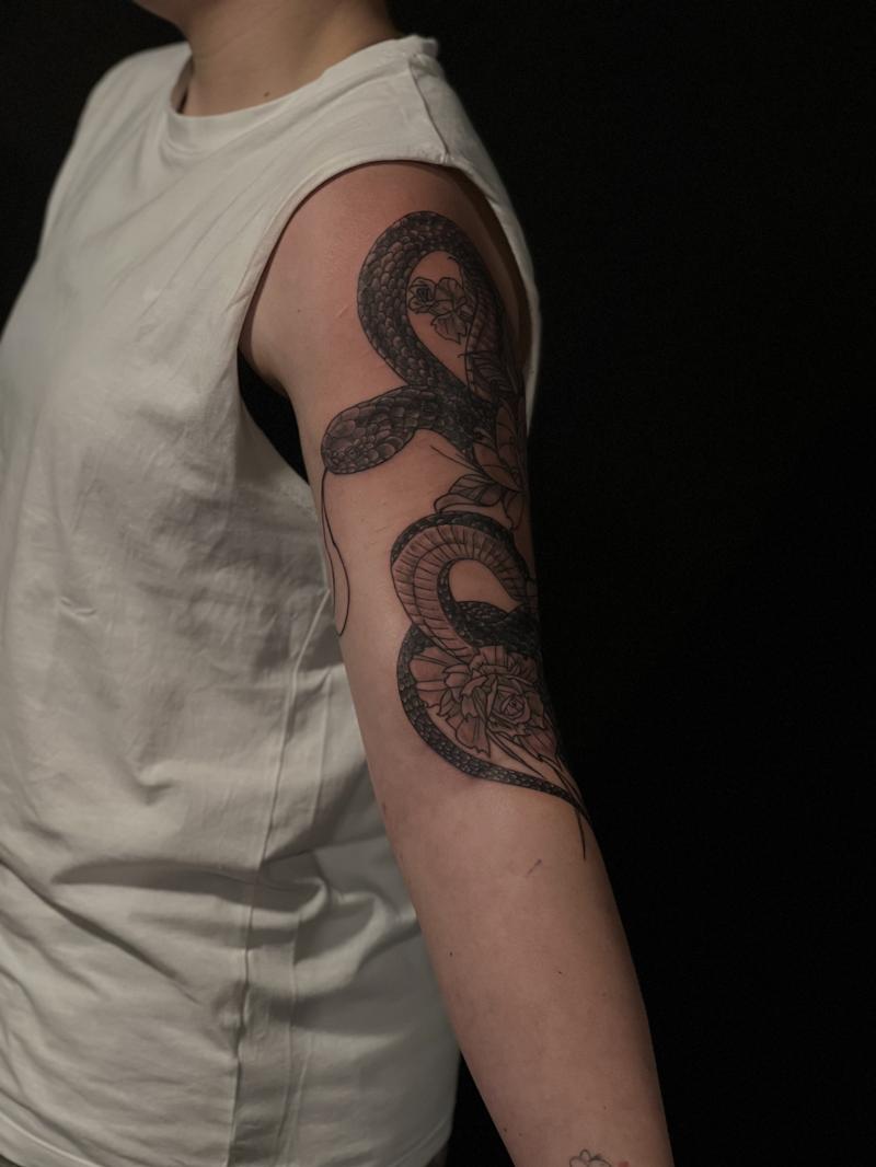 Tetování Snake & Roses – Neo Traditional
